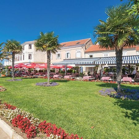 Awesome apartment in Sveti Filip i Jakov w/ 1 Bedrooms Buitenkant foto